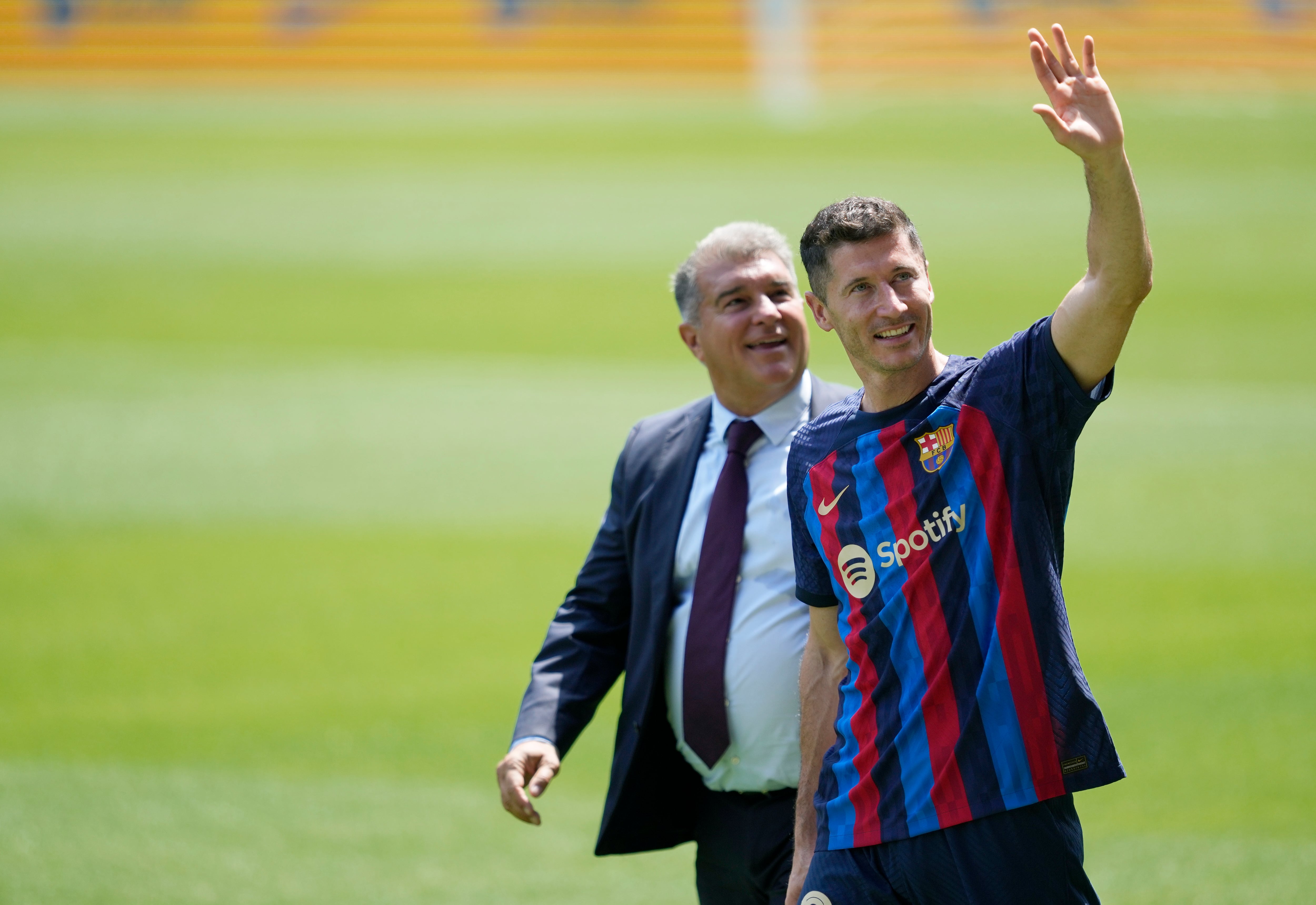 Robert Lewandowski, acompañado por el presidente del FC Barcelona, Joan Laporta, en su presentación