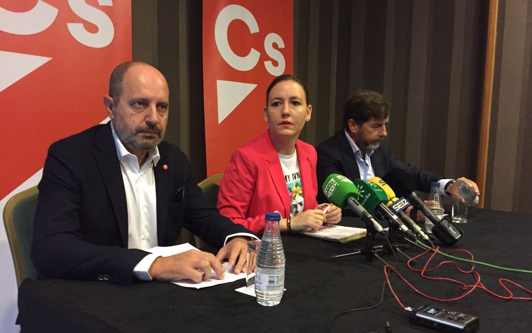 De izquierda a derecha, Antonio Barrios, Marian Adán y Bruno García, candidatos de Ciudadanos para el 10N.