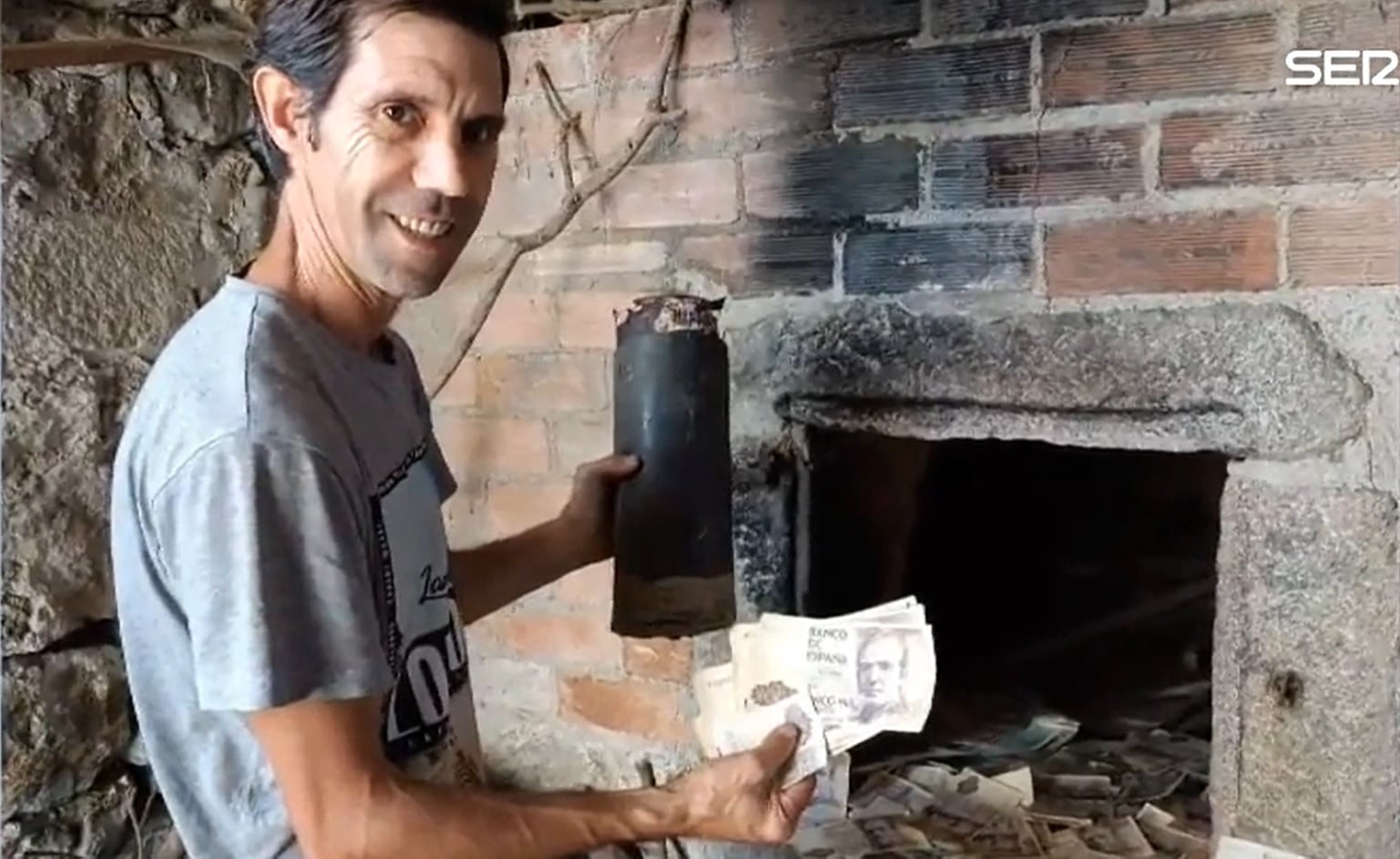 Toño Piñeiro posa con el dinero que encontró en su nueva casa cuando empezó a reformarla