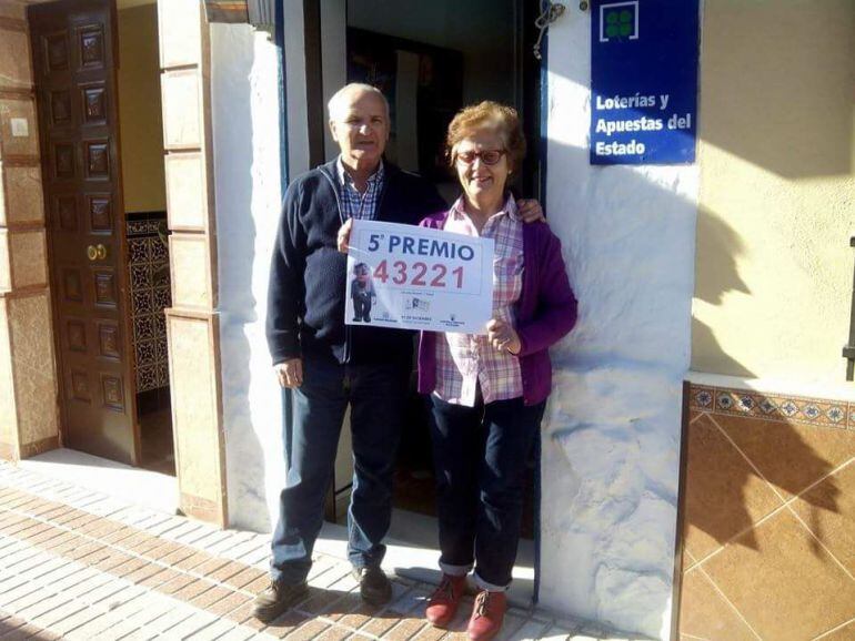 Francisco y Carmeli, los propietarios de la adminsitración de Cabra que ha repartido el quinto premio 