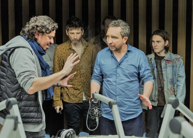 El director Pedro C. Alonso y los actores Paul Anderson, Eddie Marsan y Oliver Coopersmith en el set de rodaje