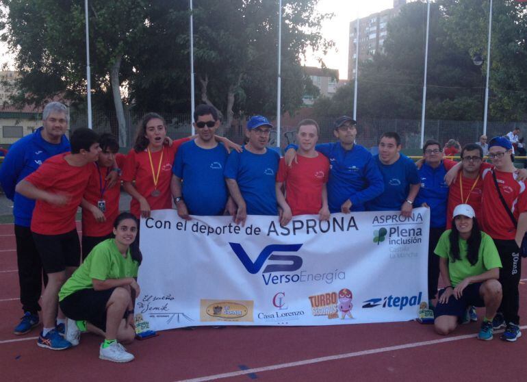 El equipo de atletismo con sus medallas