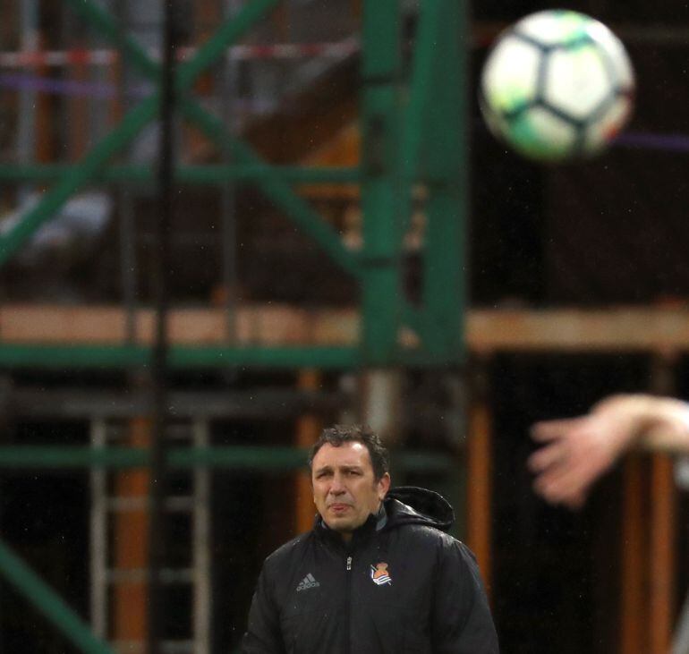 Eusebio mira preocupado la situación de la Real