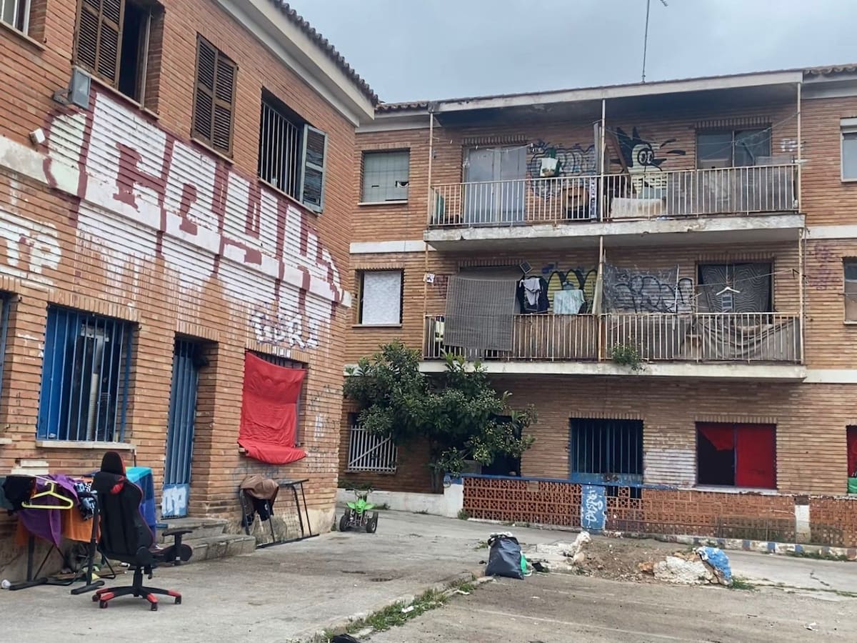 Más de 200 personas sin hogar malviven en la antigua cárcel de Palma bajo amenaza de desalojo