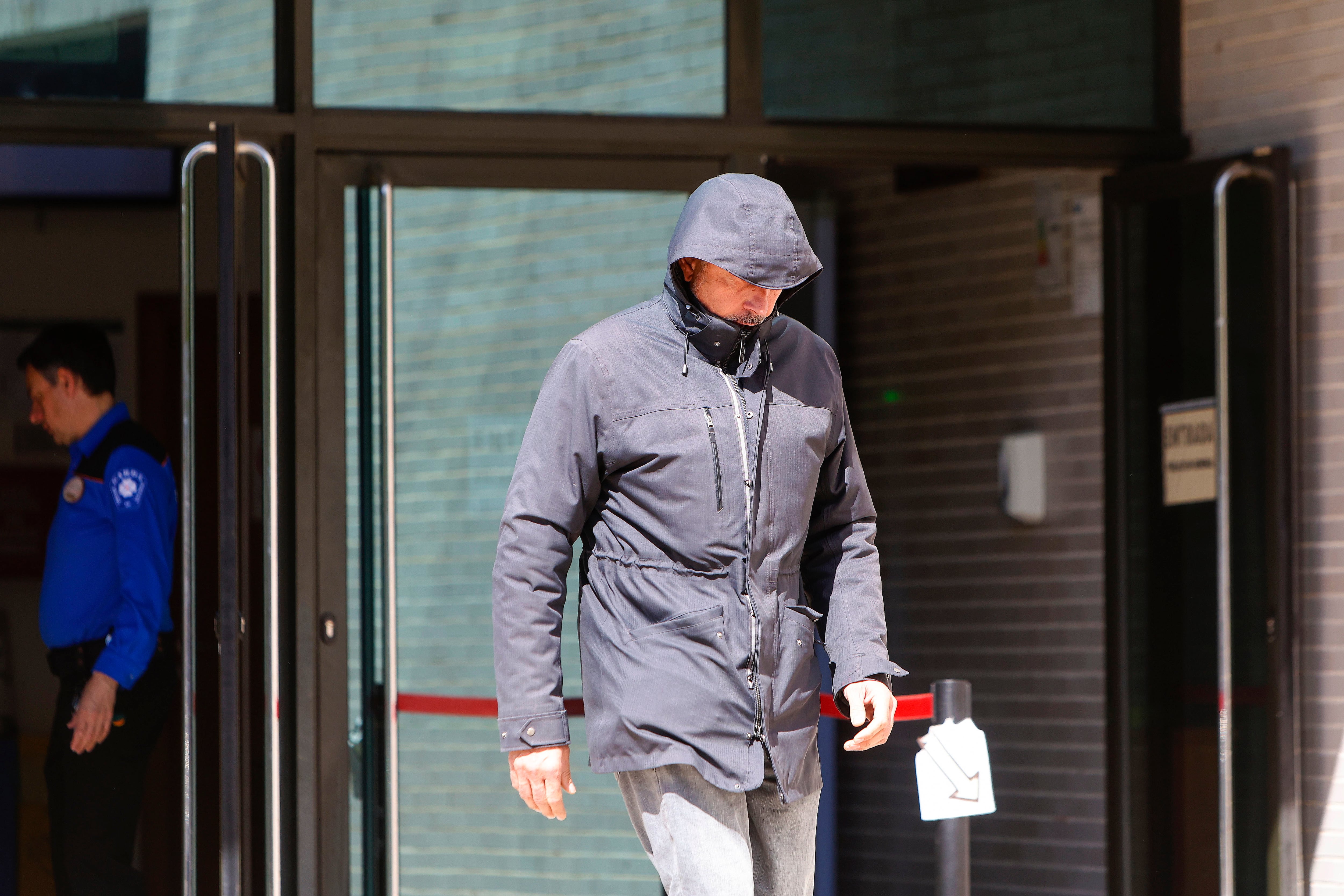 GRAFCVA2789. DENIA (ALICANTE), 16/03/2026.- El concejal de Servicios Jurídicos, Contratación y Patrimonio de Altea, Rafael Ramón Mompó, de Compromís, a su salida del juzgado de Denia donde ha declarado tras haber sido detenido este domingo por la noche por, supuestamente, abofetear y causar lesiones no graves a su pareja, según han confirmado a EFE fuentes del caso. EFE/Morell