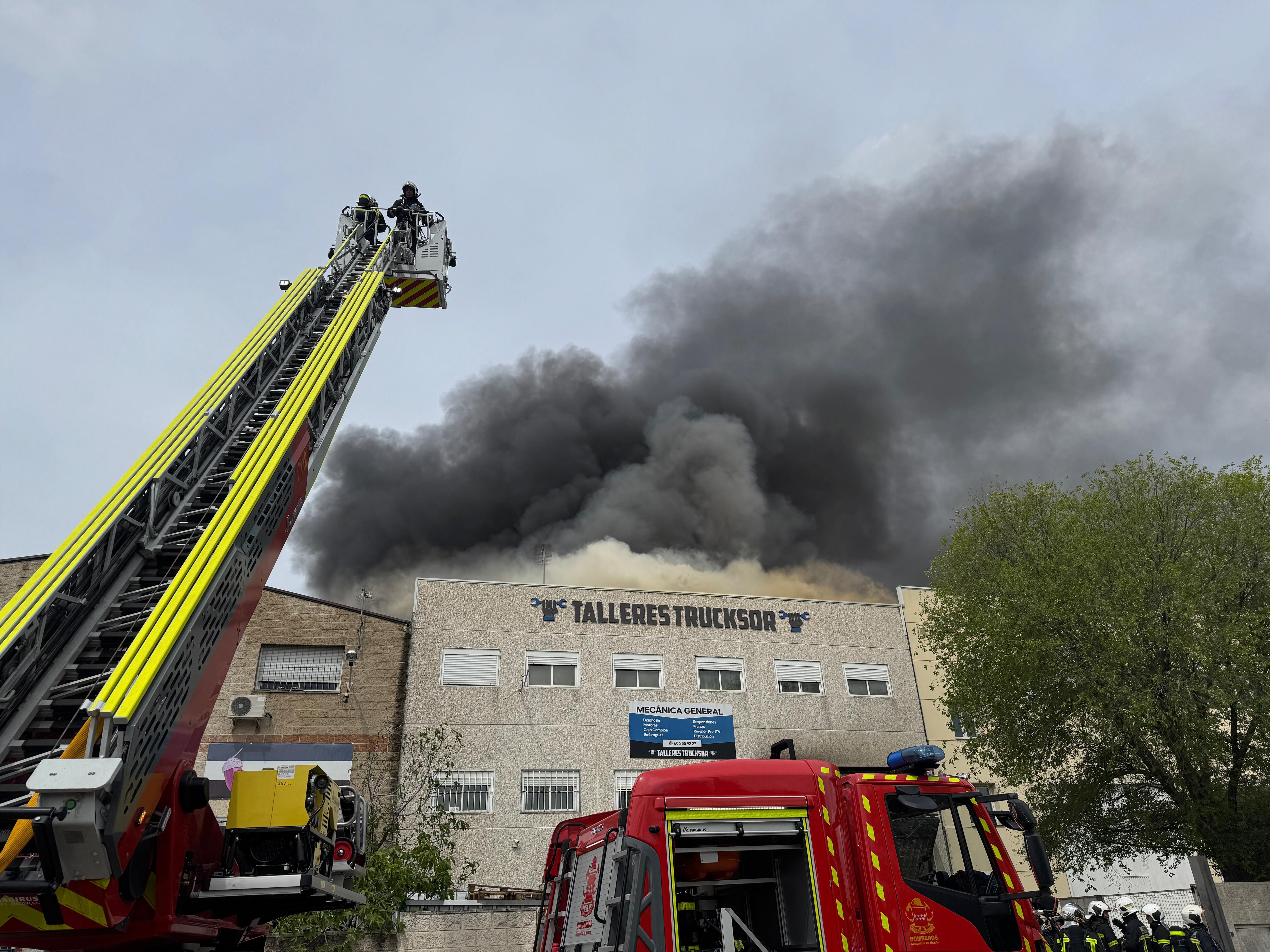 La columna de humo sobre el taller de Getafe