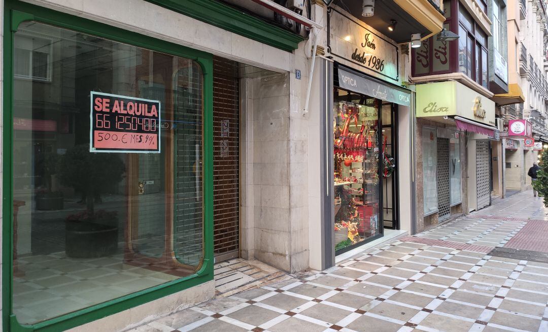 Comercios en la calle Bernabé Soriano de Jaén.