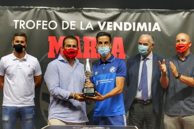 El capitán Bello recibe el trofeo de manos de Pablo Lozano, presidente de la RFAF