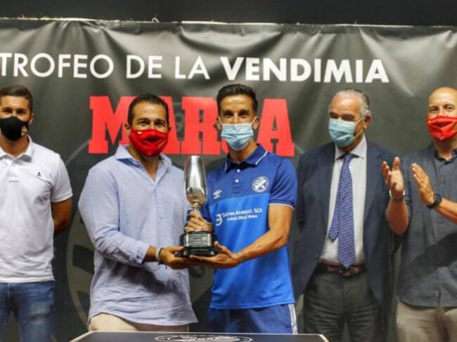 El capitán Bello recibe el trofeo de manos de Pablo Lozano, presidente de la RFAF