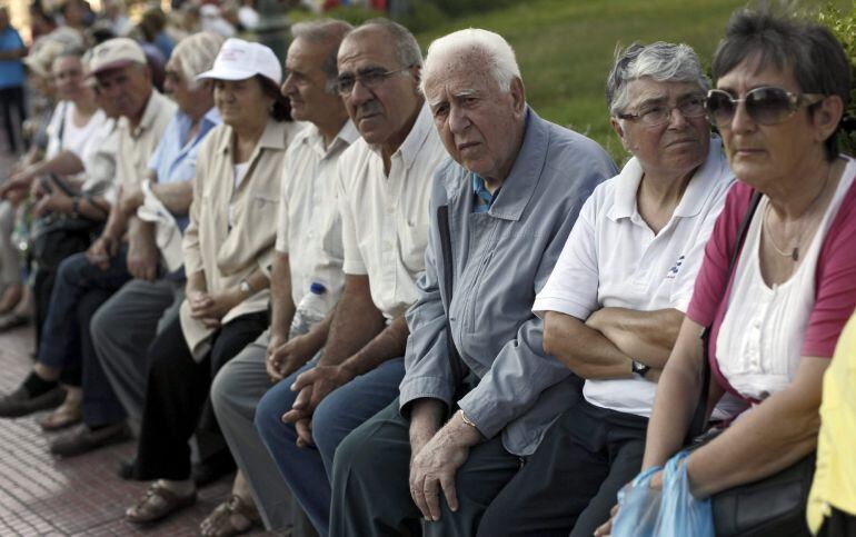 Varias personas participan en una manifestación contra las políticas de austeridad y pidiendo el aumento de las pensiones, en el centro de Atenas