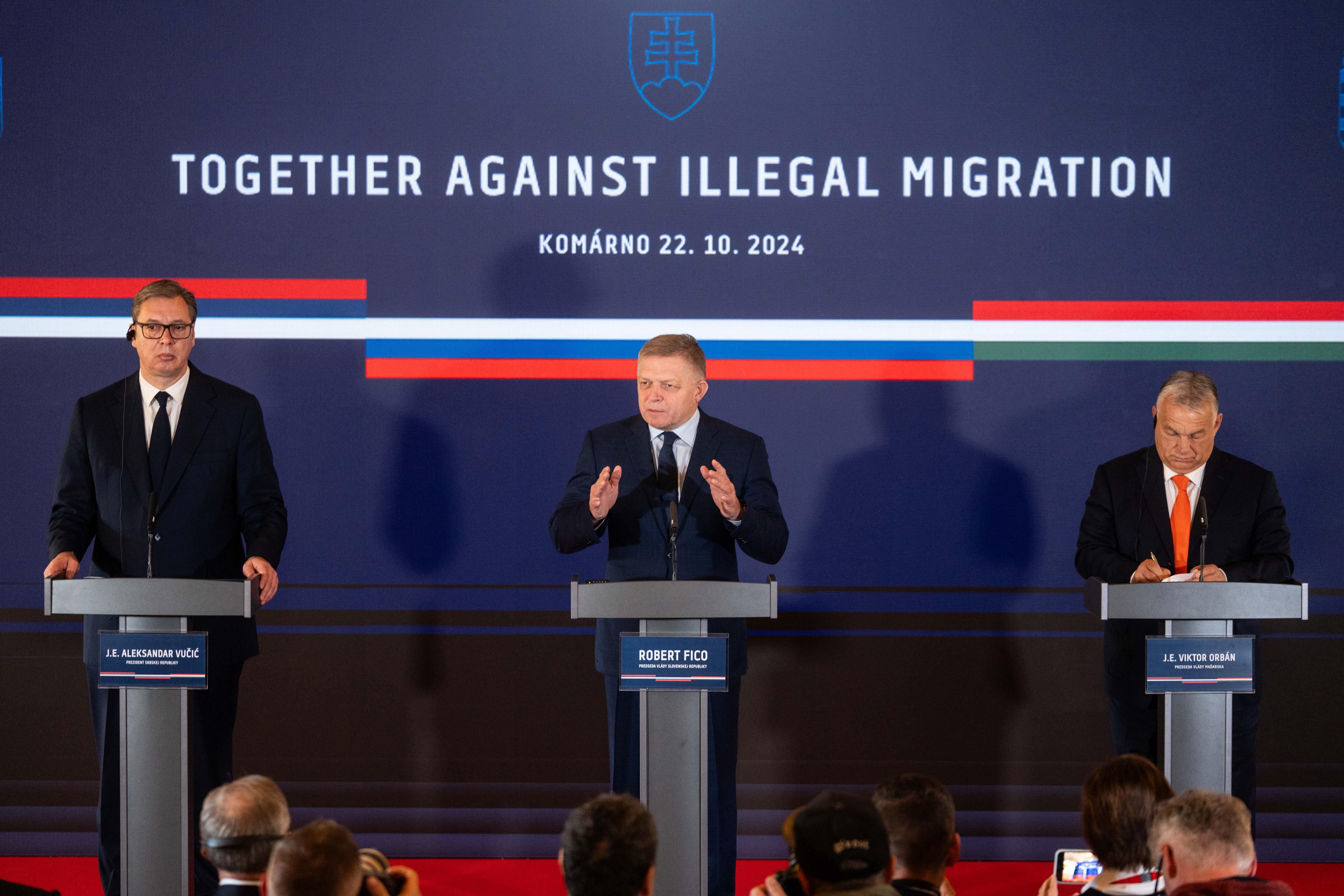 De izquierda a derecha, los presidentes de Serbia (Aleksandar Vucic), Eslovaquia (Robert Fico) y Hungría (Viktor Orbán) durante su comparecencia conjunta este martes en la ciudad eslovaca de Komárno