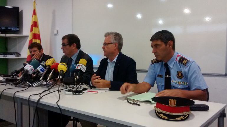 El conseller Jordi Jané i l&#039;alcalde de Salou amb el cap dels Mossos.