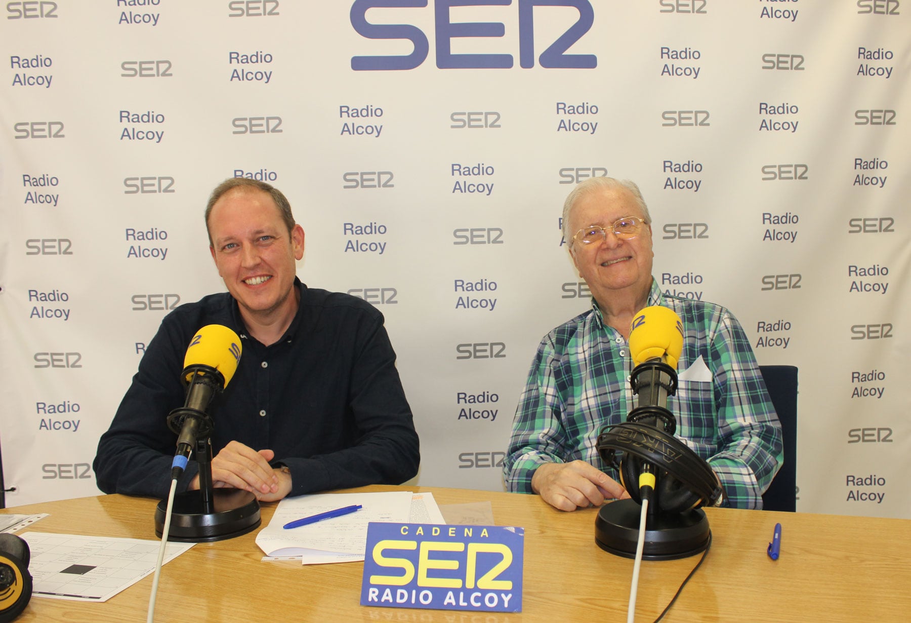 Quique Villar, ponente de Actos y Festivales, junto a Paco Aznar, en el estudio central de Radio Alcoy