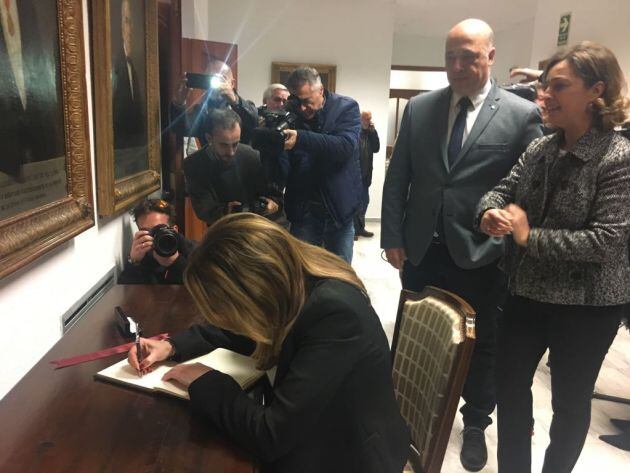 Susana Díaz firma en el libro de condolencia de Pablo García Baena