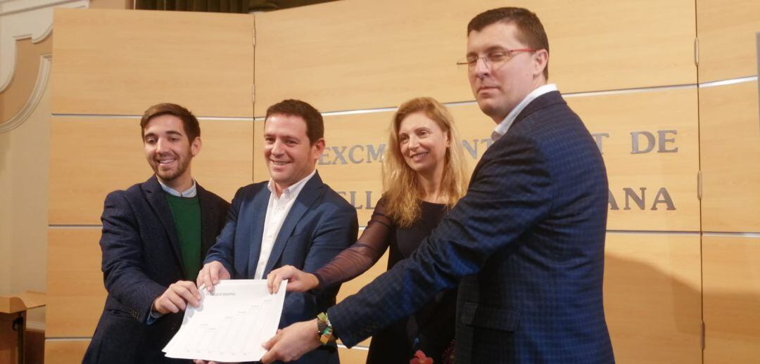 La alcaldesa de Castelló, Amparo Marco, el concejal de Hacienda, David Donate, el portavoz de Compromís, Ignasi Garcia y el portavoz de Podem-EU, Fernando Navarro.