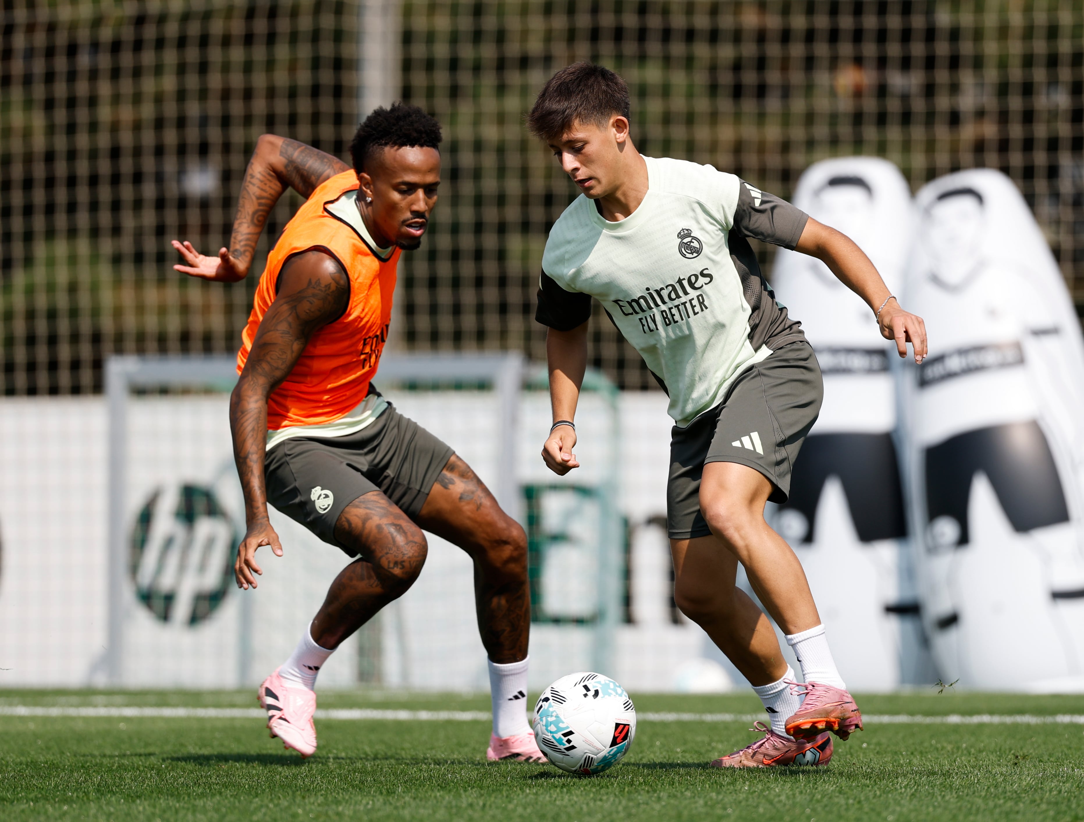 Militao y Arda Güler durante un entrenamiento