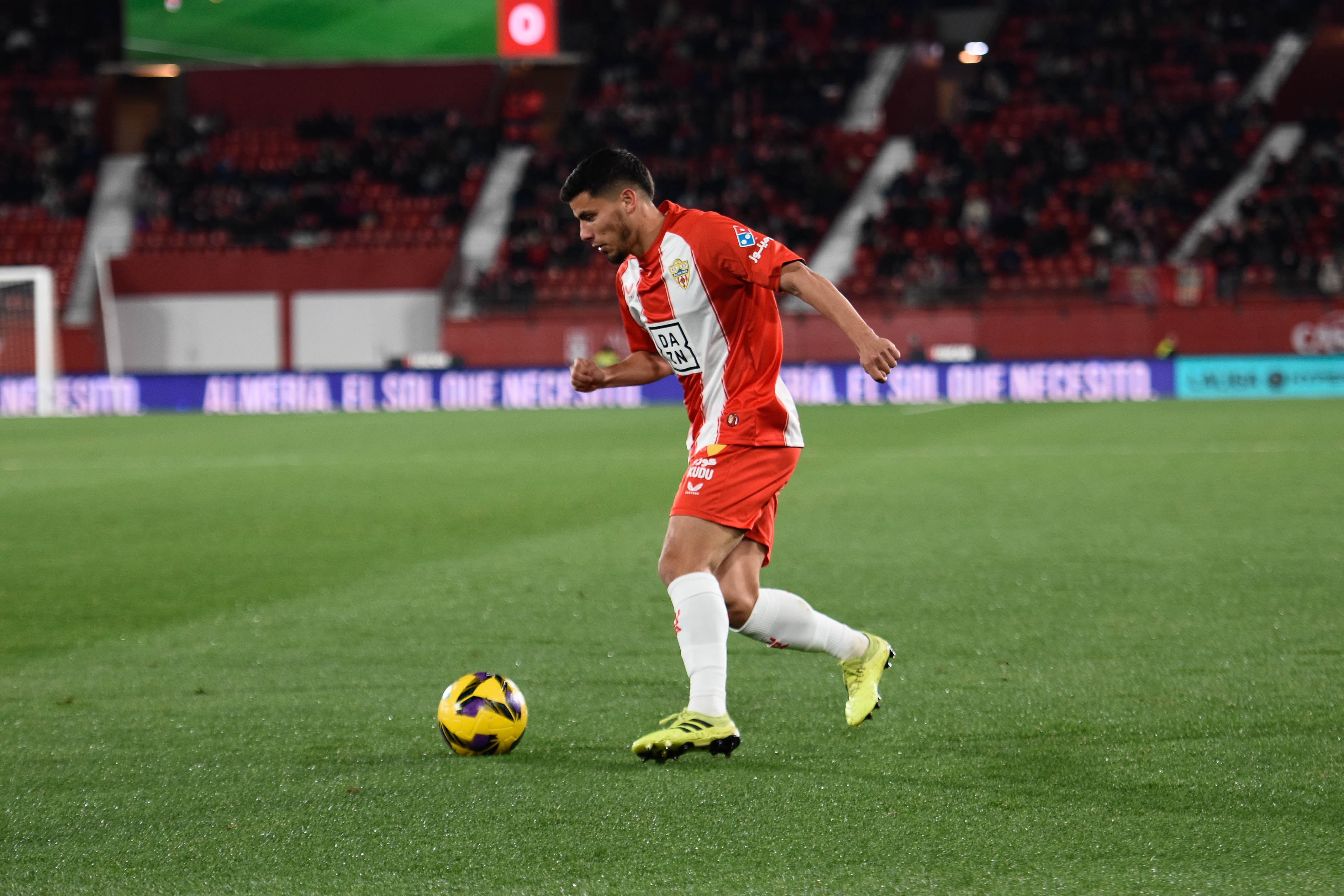 Lucas Robertone en el Almería-Huesca en el Estadio de los Juegos Mediterráneos.