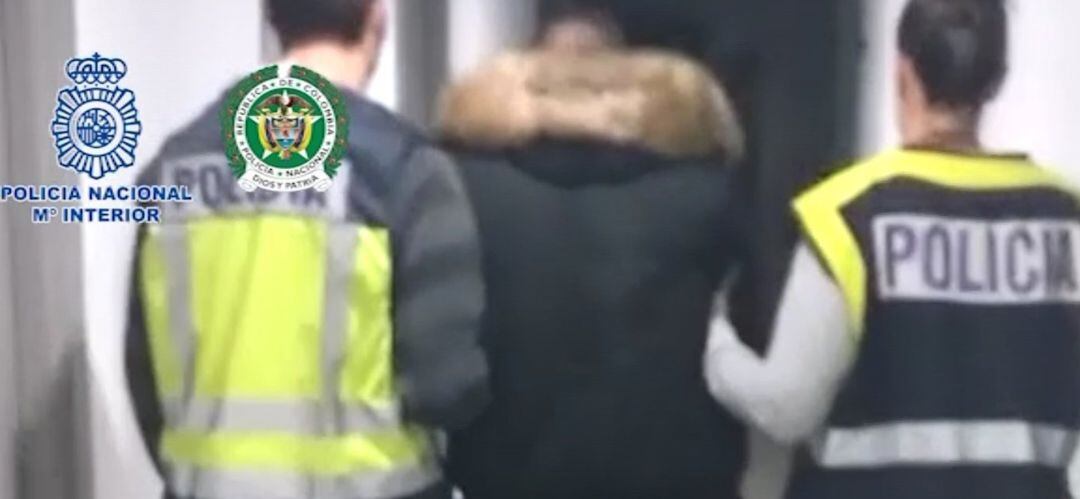 El detenido mostró una gran resistencia y agresividad durante su detención y posterior traslado a dependencias policiales