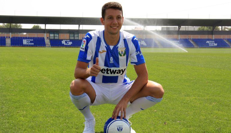 El centrocampista cedido por el Athletic Club ,Mikel Vesga, durante su presentación como nuevo jugador del CD Leganés para la temporada 2018-2019, en el estadio Municipal de Butarque