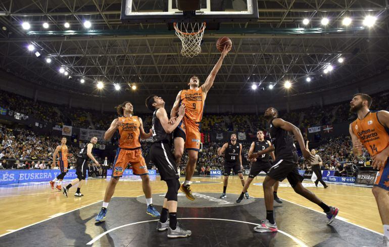 GRA454. BILBAO, 28/05/2015.- El base belga del Valencia Basket San Van Rossom (c) entra a canasta durante el partido frente al Dominion Bilbao Basket, durante el primer partido de los &#039;playoff&#039; por el título de la Liga ACB que se disputa hoy en el Bilbao Arena. EFE/Miguel Toña