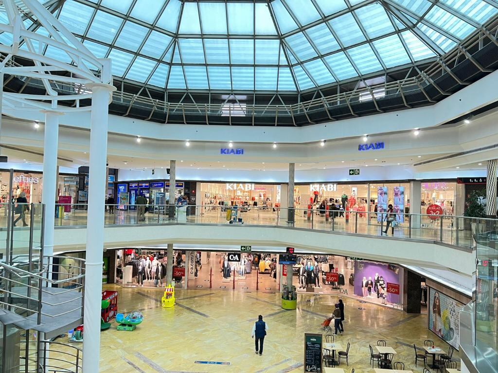 Interior del Centro Comercial Rosaleda de Málaga