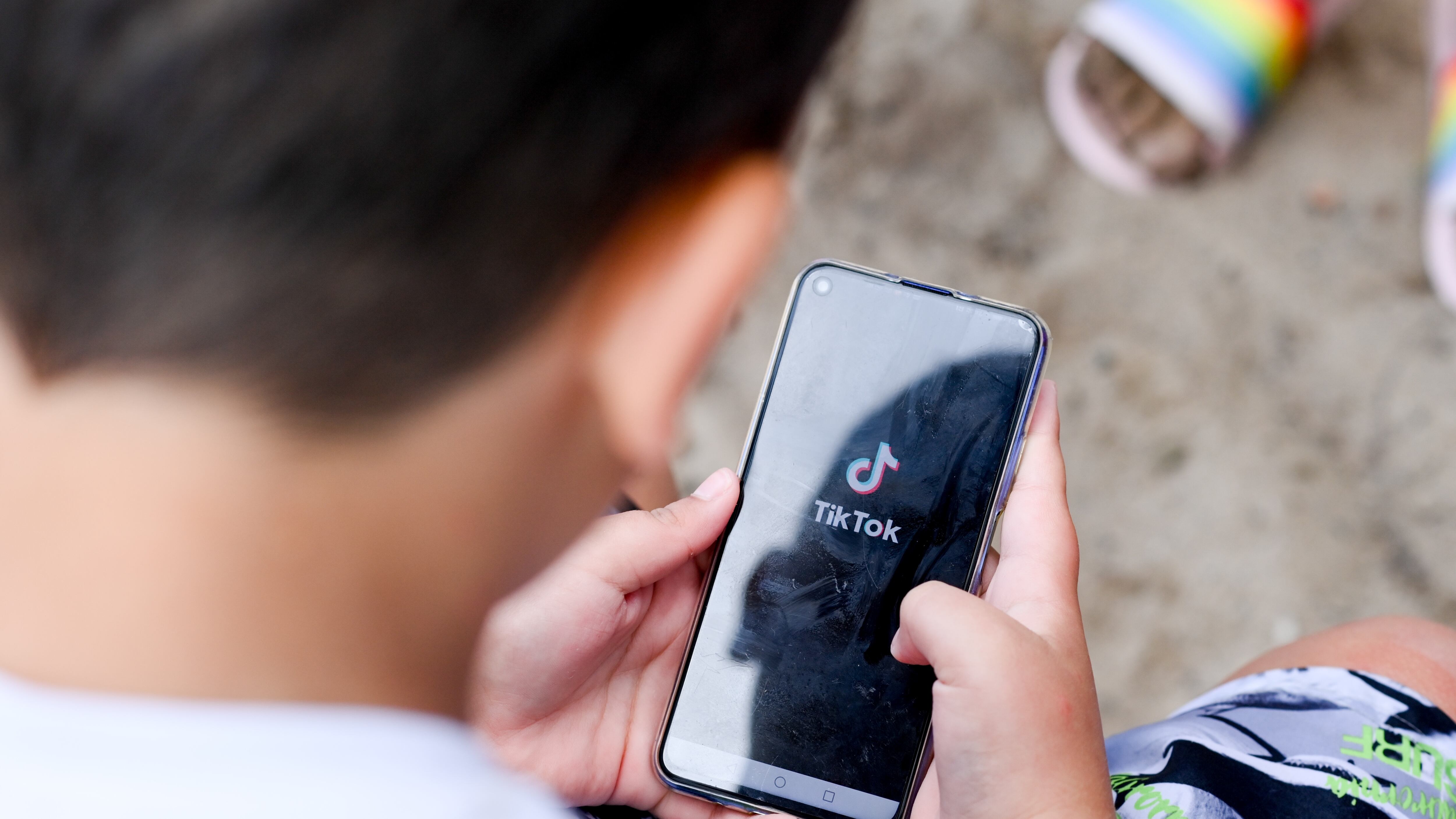 Un niño con un móvil viendo TikTok