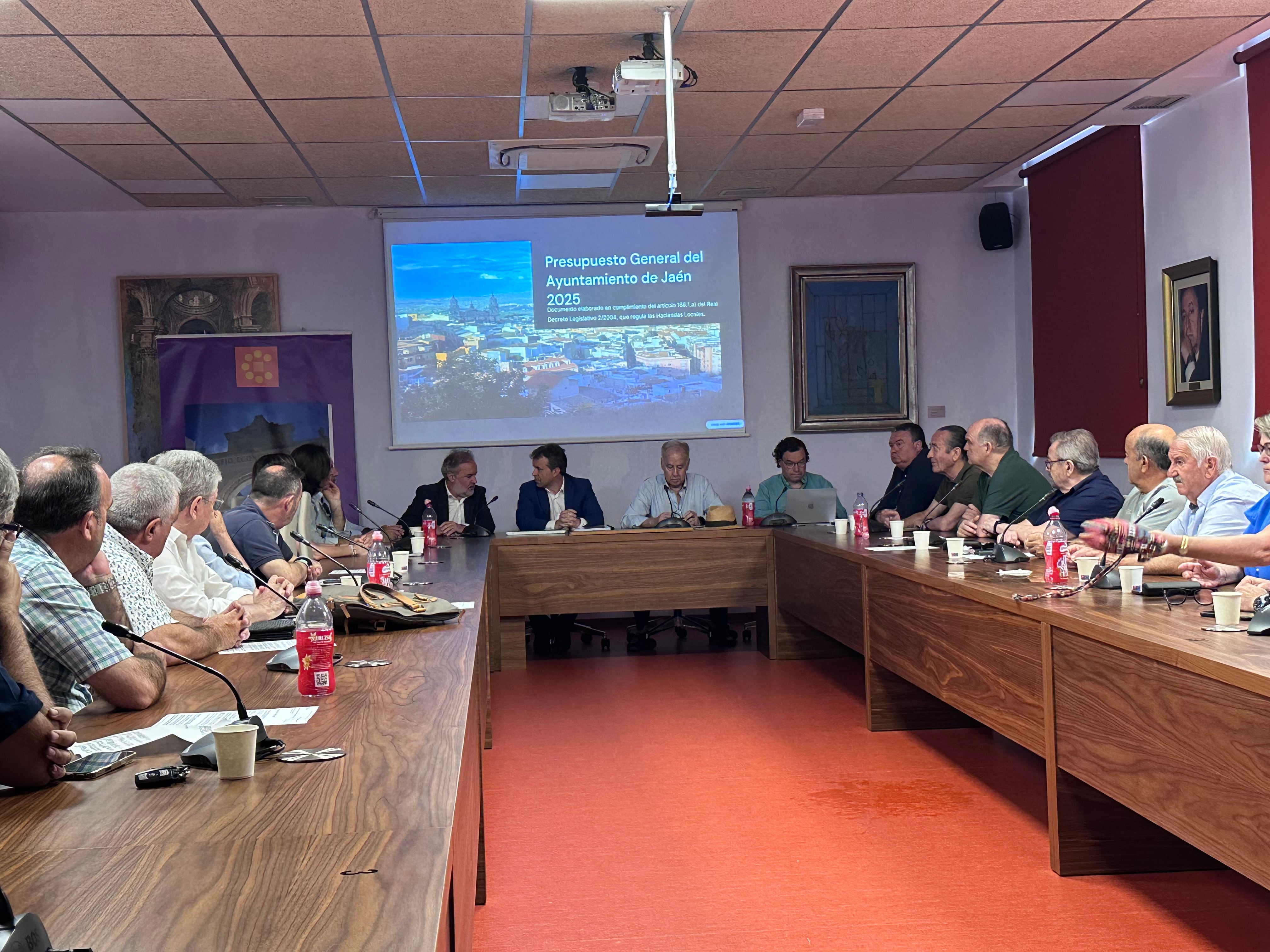 El alcalde de Jaén, Julio Millán, comparece ante el Consejo Económico y Social de la ciudad de Jaén (CES) para informar del desarrollo presupuestario del Ayuntamiento de Jaén