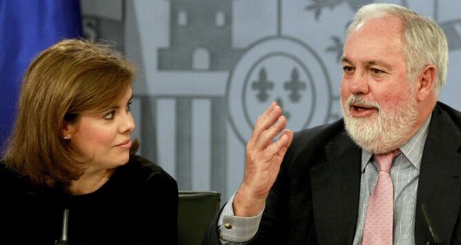 Soraya Sáenz de Santamaría y el ministro de Agricultura y candidato del PP al Parlamento Europeo, Miguel Arias Cañete, durante la rueda de prensa posterior a la reunión del Consejo de Ministros.