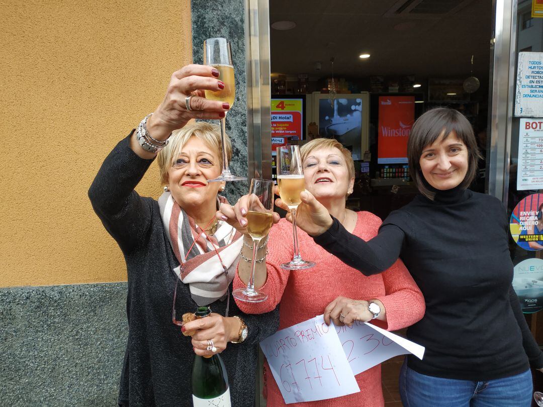 Las loteras brindan por los premios entregados