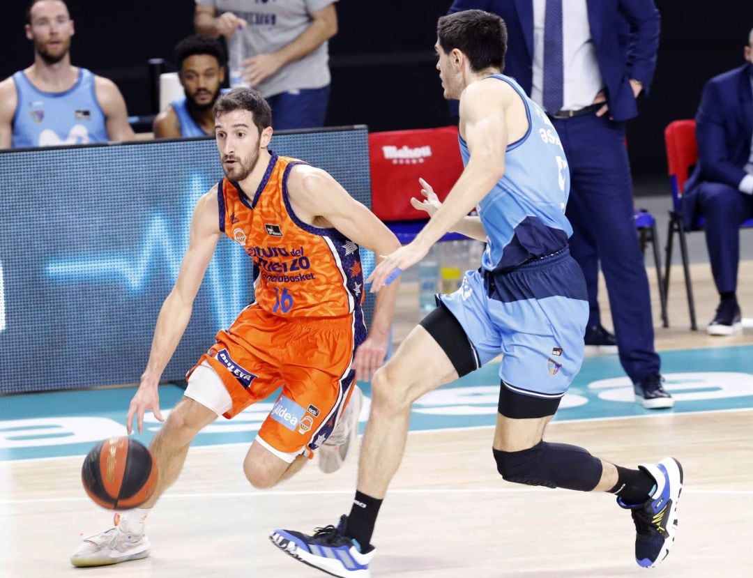 El base del Valencia Basket Guillem Vives controla el balón ante el jugador del Movistar Estudiantes, Edgar Vicedo