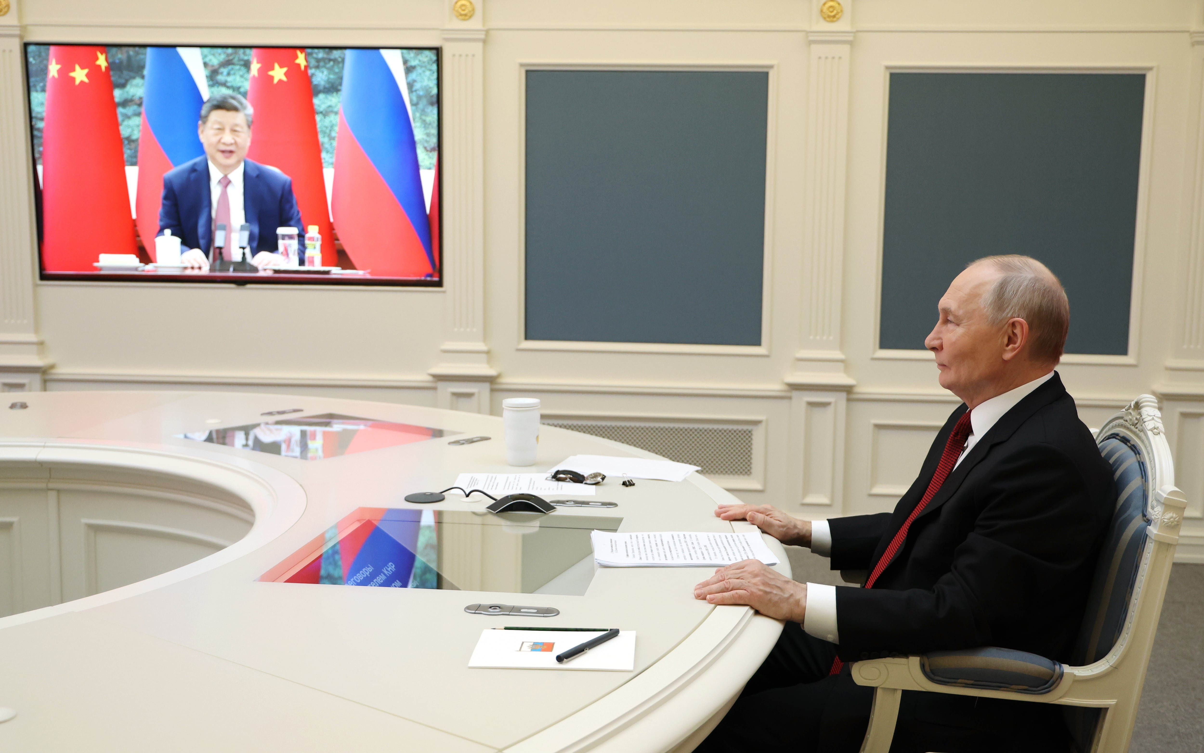 El presidente ruso Vladimir Putin habla por videoconferencia con el líder chino Xi Jinping. (Rusia, Moscú) EFE/EPA/VYACHESLAV PROKOFYEV.
