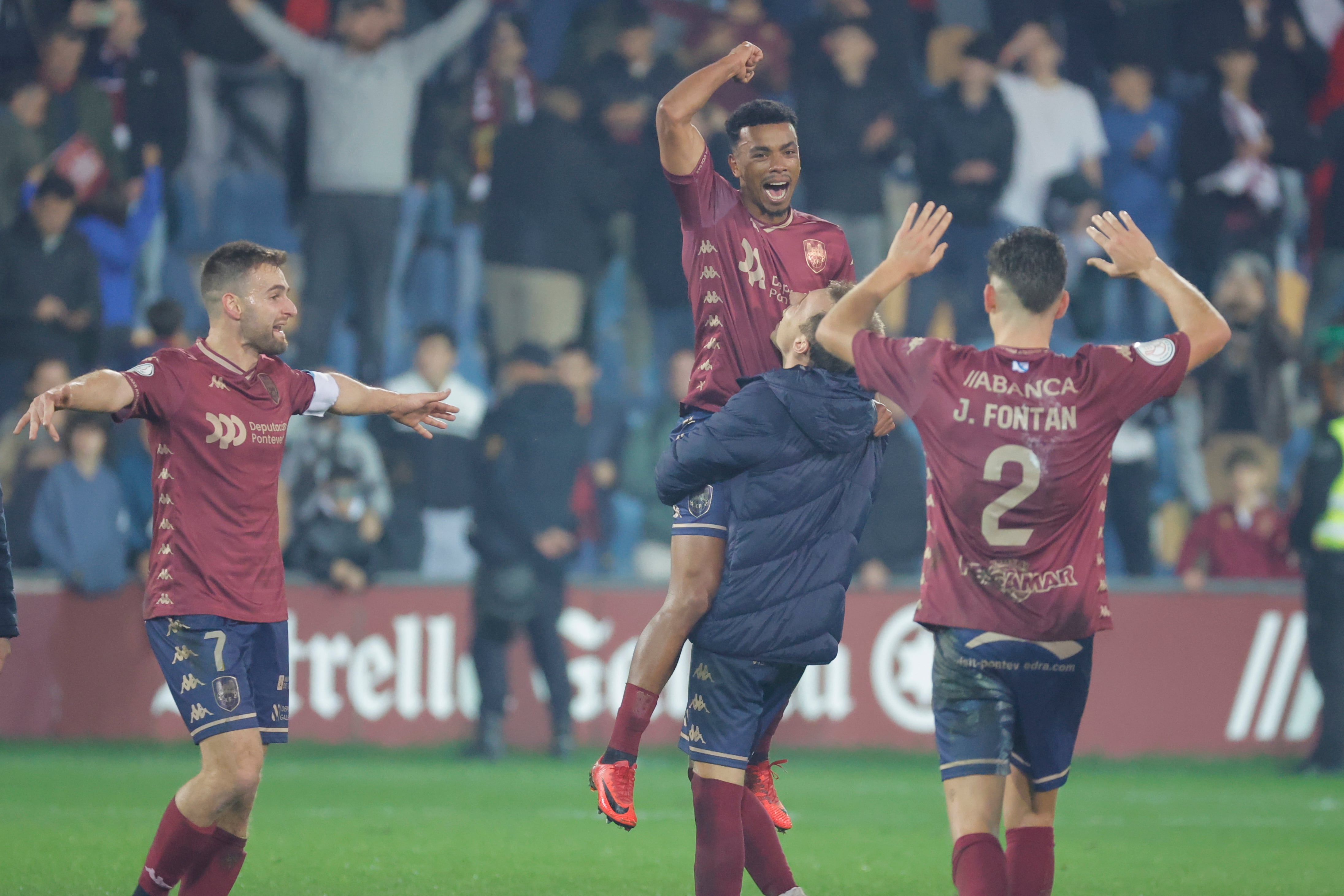 PONTEVEDRA (GALICIA), 04/12/2024.- Los jugadores del Pontevedra celebran su pase a la siguiente fase de la Copa del Rey tras eliminar al Villarreal en el encuentro que han disputado este miércoles en el Estadio Municipal de Pasarón, en Pontevedra. EFE/ Lavandeira Jr
