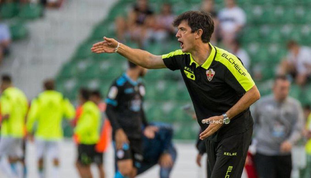 Pacheta dirige al Elche en un partido en el Martínez Valero