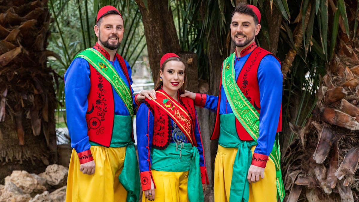 Los cargos de la Comparsa de Moros Musulmanes de Elda, durante su participación en el espacio “Embajada” de Radio Elda Cadena SER.