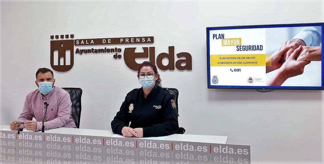 Ayuntamiento Elda y Policía Nacional sobre las charlas para mayores