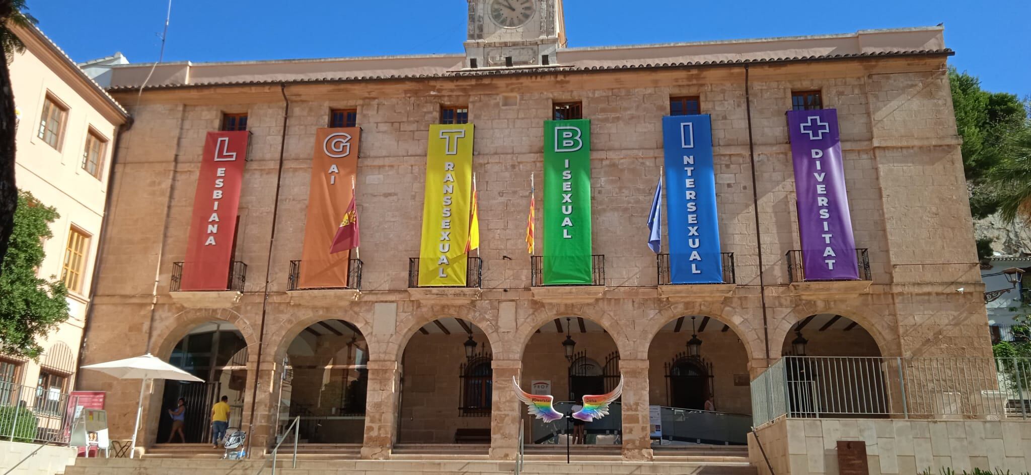 Intervención plástica en la fachada del ayuntamiento de Dénia y alas de la diversidad.