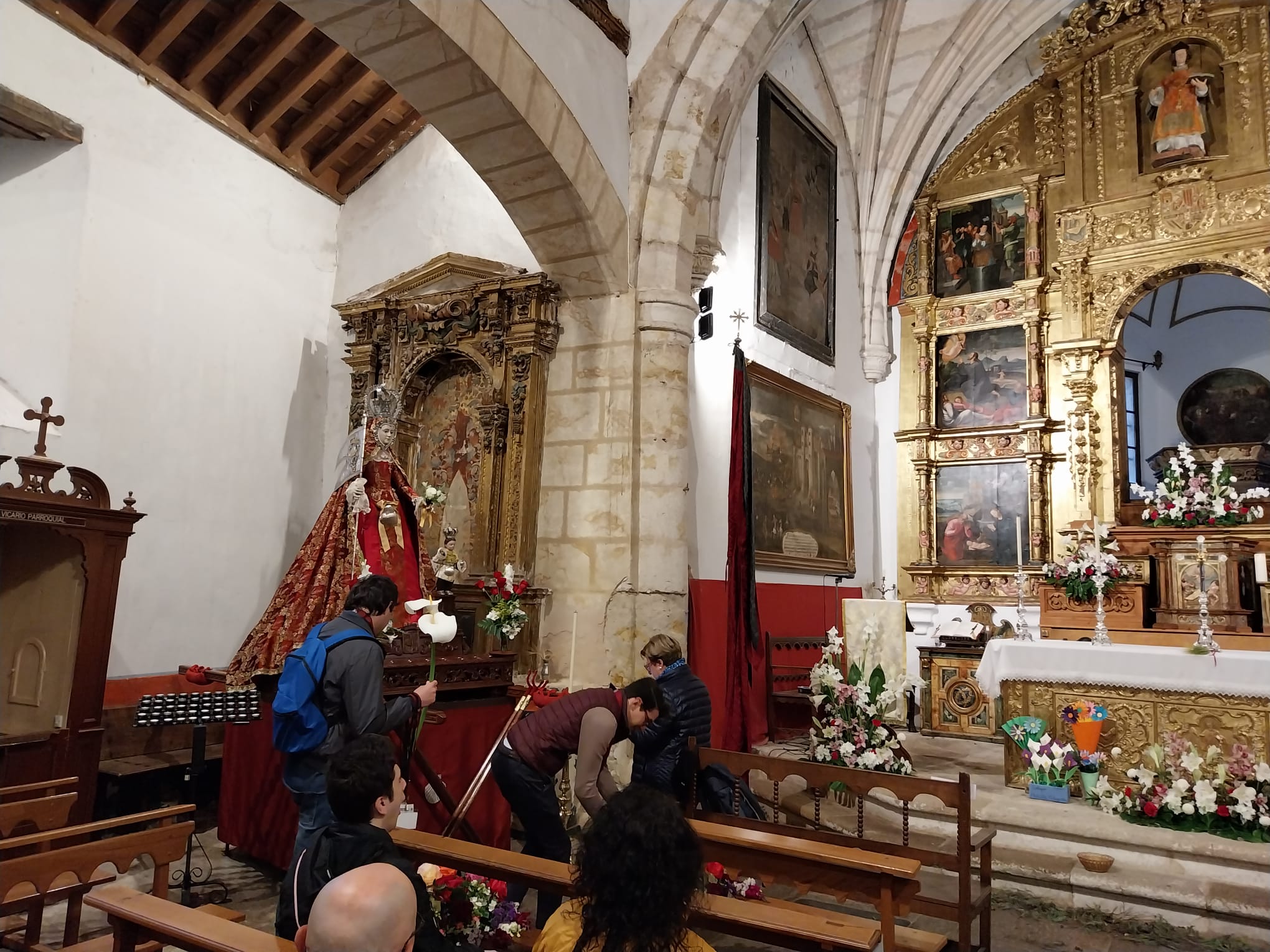 La Virgen de la Concha en la iglesia de San Antolin antes de la misa