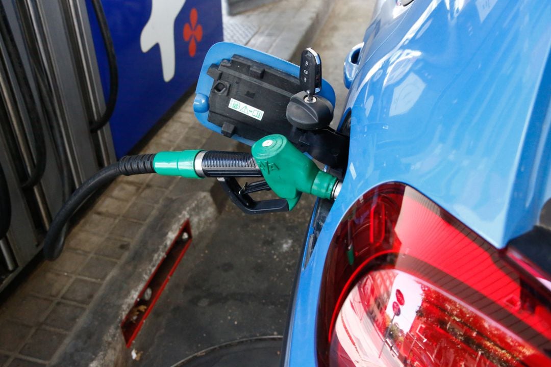 Un coche repostando gasolina en una gasolinera de Madrid.