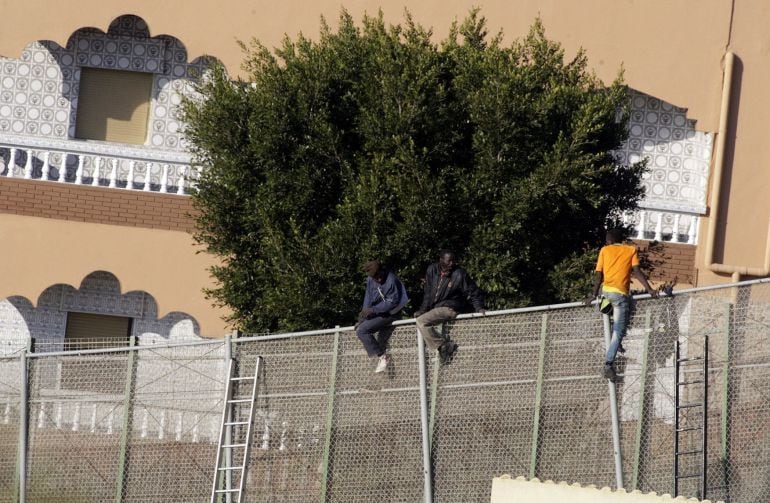 Tres de los nueve inmigrantes encaramados en la zona alta de la valla de Melilla seis horas