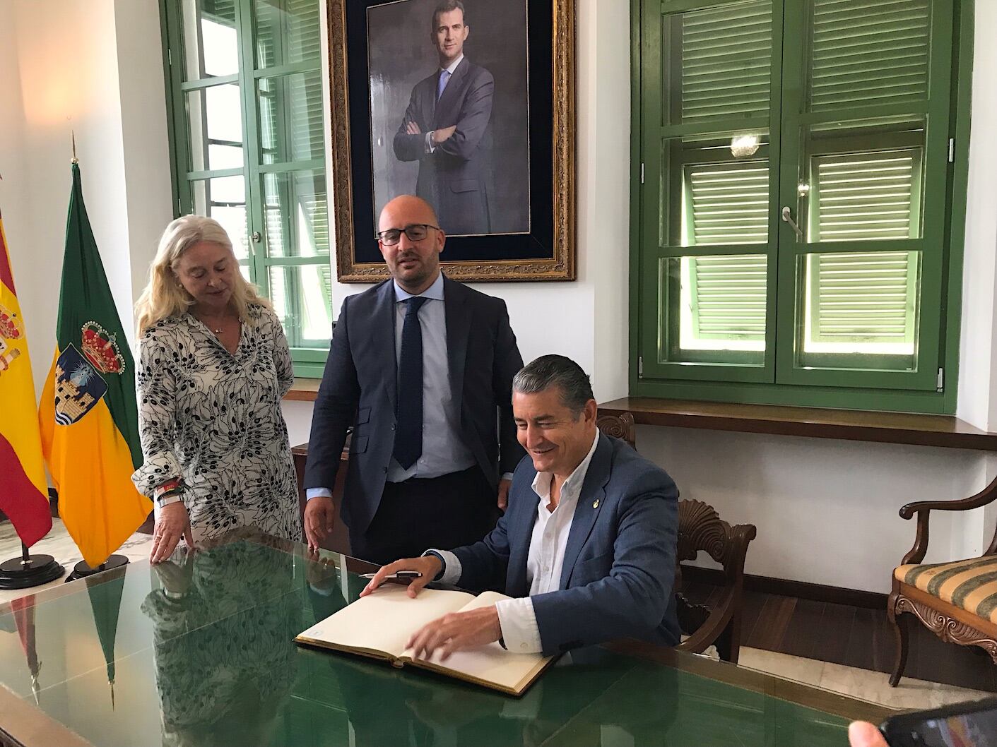 Sanz firmando el Libro de Honor del Ayuntamiento, junto al alcalde de El Puerto, Germán Beardo y la delegada de la Junta, Mercedes Colombo