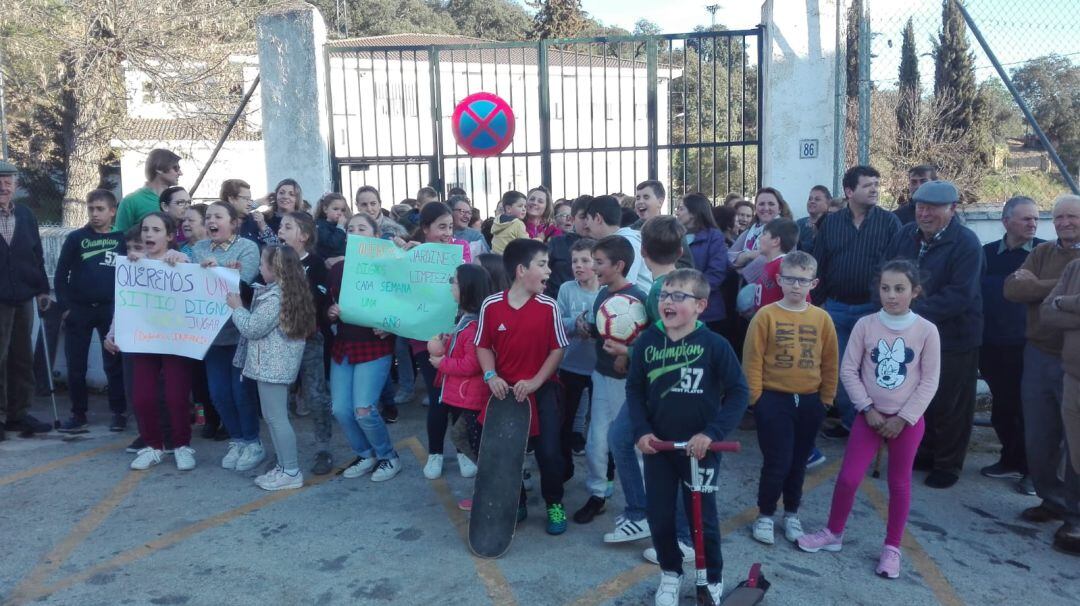 Alumnos y ciudadanos de la pedanía se concentraron este miércoles a las puertas del colegio de &#039;Los Prados&#039;