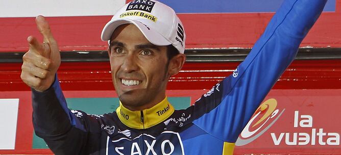 El ciclista español, Alberto Contador (Saxobank) en el podium tras ganar la decimoséptima etapa de la 67 edición de la Vuelta a España.