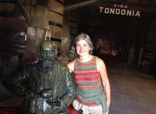 María José López de Heredia, con una escultura de su bisabuelo.