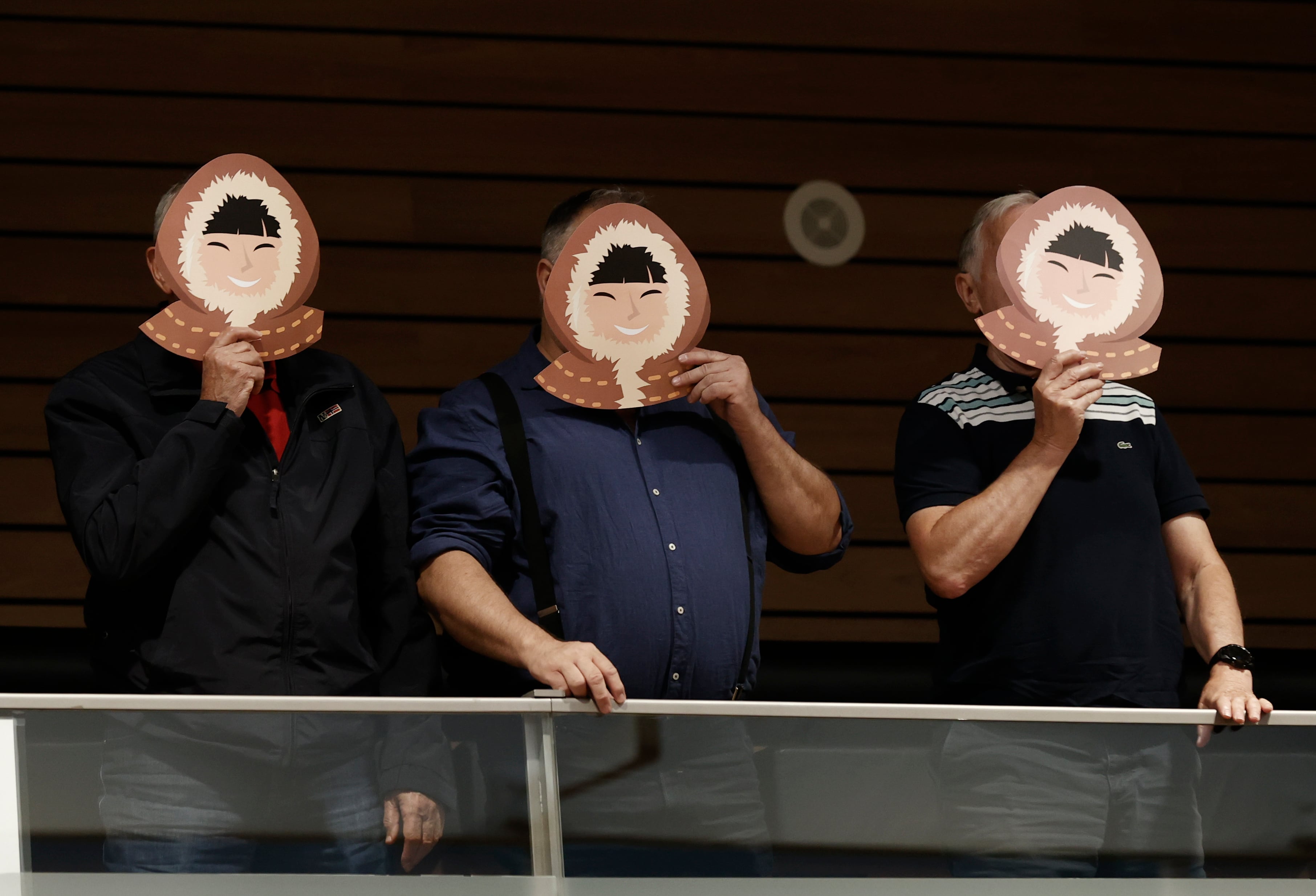 Victimas de abusos se colocan unas mascaras durante la intervención del parlamentario de Navarra Suma Iñaki Iriarte, durante la celebración del pleno de este jueves que debate la proposición de Ley Foral de reconocimiento de las víctimas de abusos sexuales cometidos en el seno de la Iglesia. EFE/ Jesus Diges