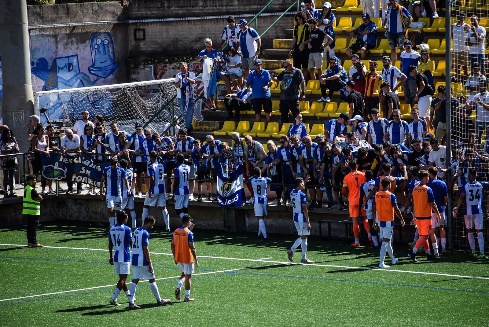 Los jugadores herculanos saludan a los aficionados desplazados al Narcís Sala