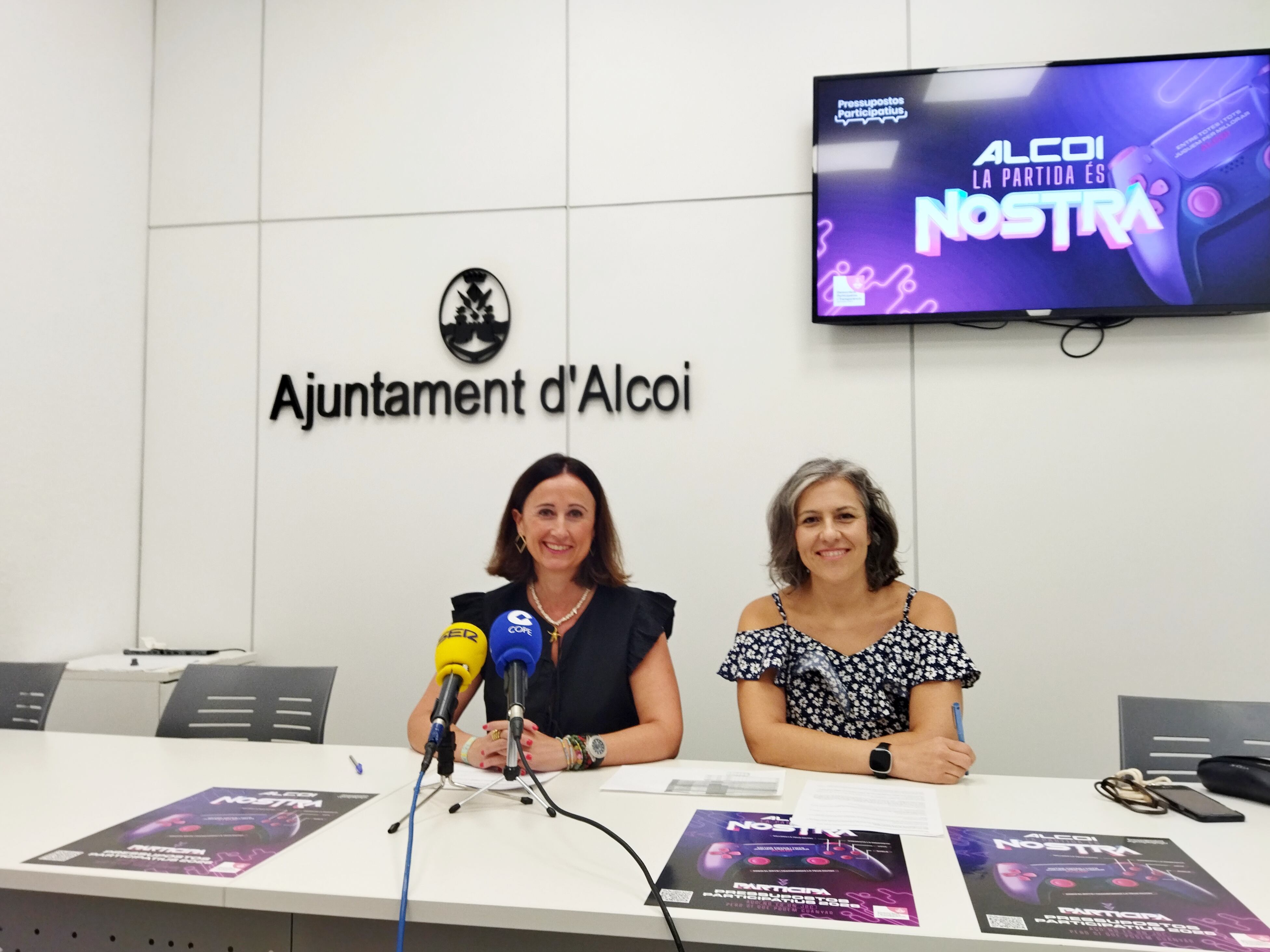 Aroa Mira, edil de Participación Ciudadana, y Èlia Linares, técnica de Participación Ciudadana, presentando la campaña de los Presupuestos Participativos de 2026.