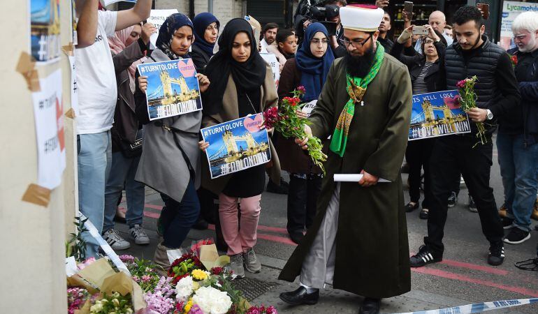 Miembros de la comunidad musulmana de Londres depositan flores junto al mercado de Borough, donde tuvieron lugar los atentados.