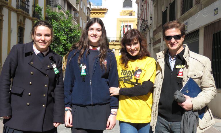 Lucía y Ángeles, alumnas de 4º de ESO del Sagrado Corazón, Rosa García del Rosal de la Red de Padres Solidarios y Moisés López , profesor de Ética