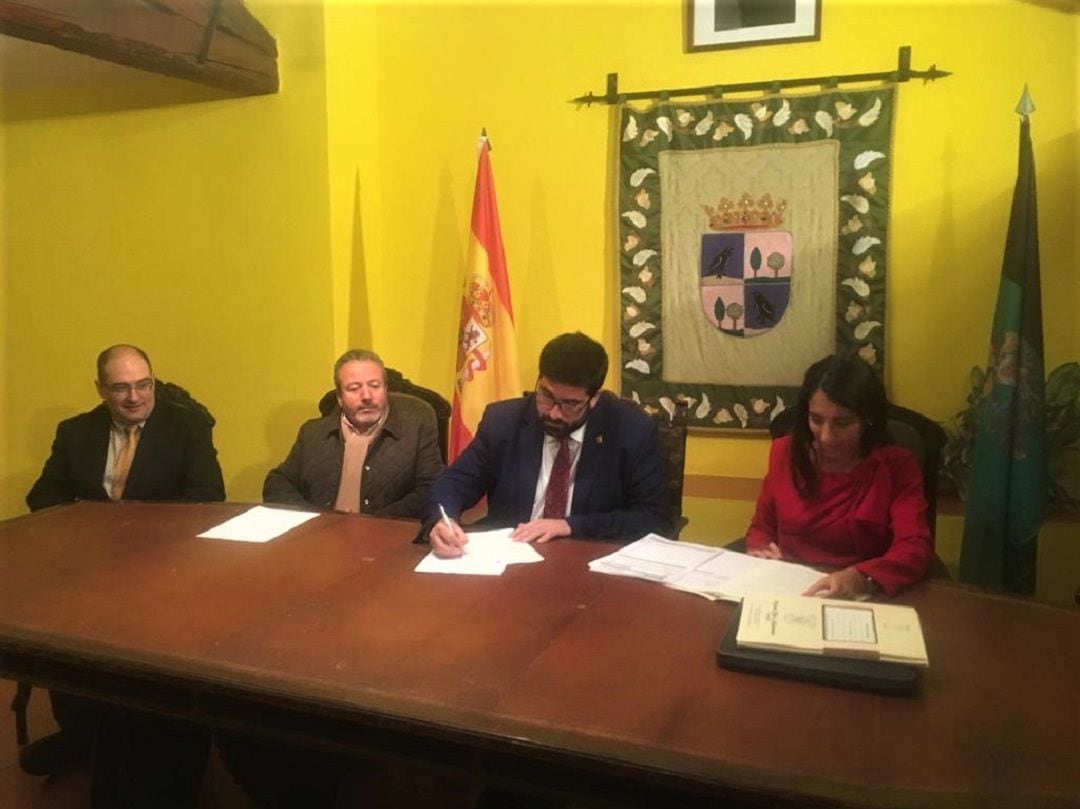 La firma de las escrituras se ha realizado en el Salón de Plenos del Ayuntamiento de Piedrahita