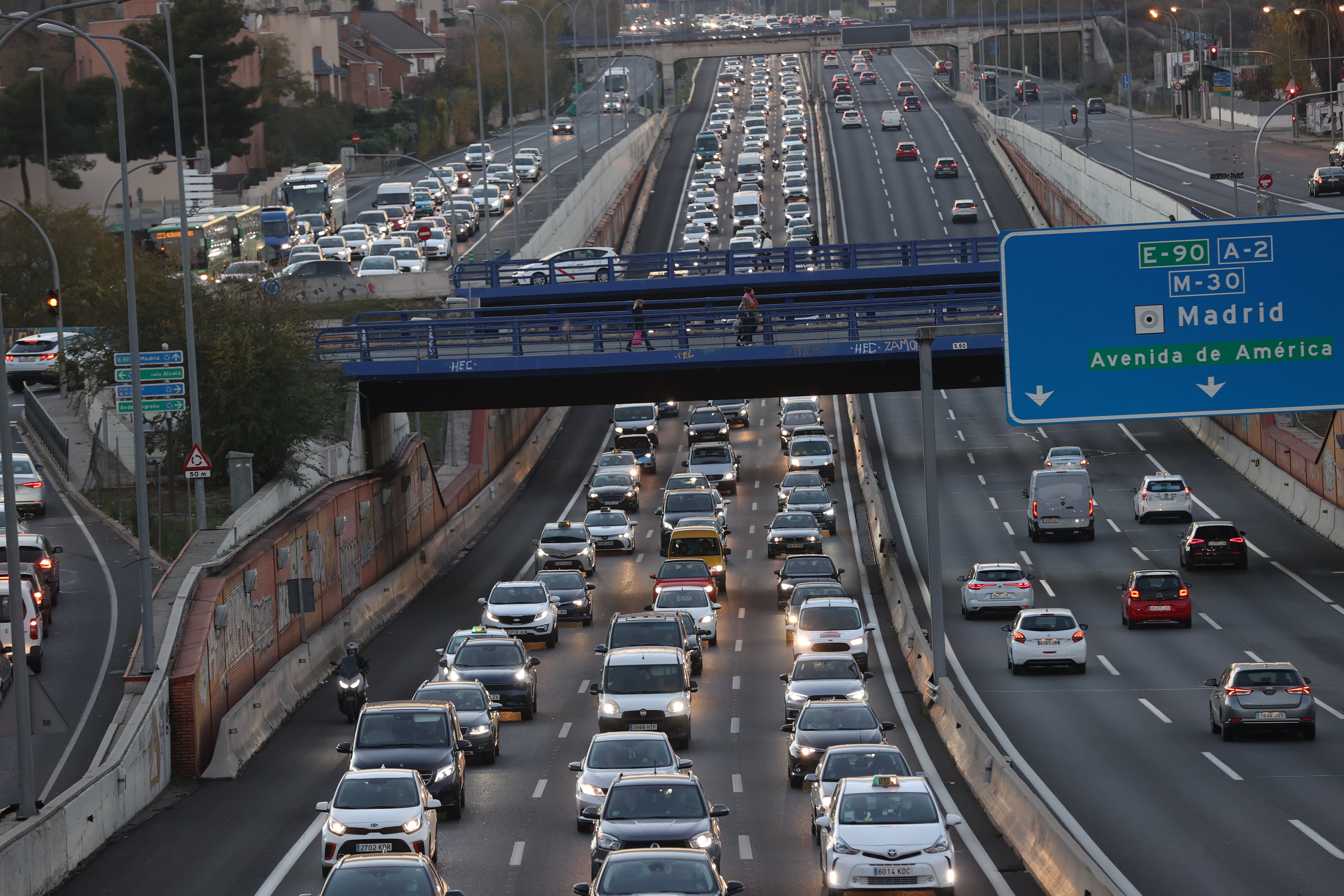 Imagen de un atasco en la salida de la A-2, en Madrid.